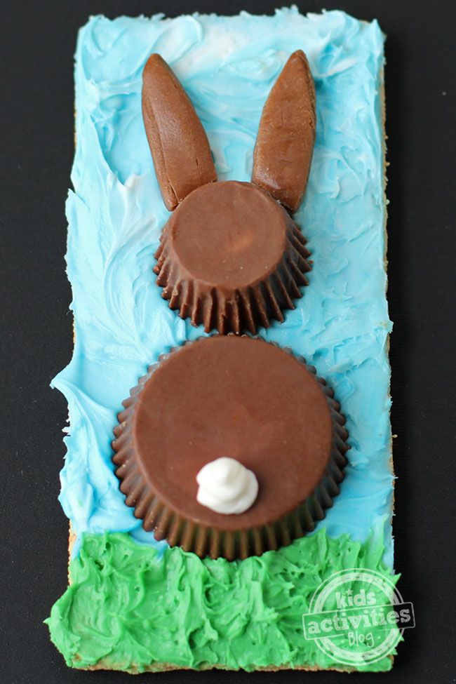 These little Reese’s Cup Easter Bunny treats are so adorable! Such a fun Easter snack for kids.