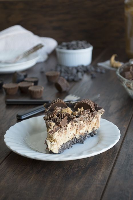 The BEST no bake pie! With an Oreo crust, creamy peanut butter filling, chocolate ganache and topped with heaps of peanut butter cups.