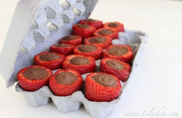 How to transport chocolate strawberries to a picnic or beach party. | 37 Ways to Have the Most Delightful Picnic Ever