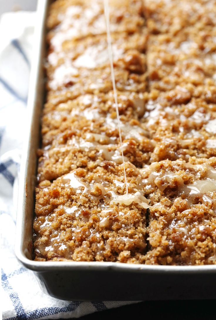 Cinnamon Streusel Pumpkin Coffee Cake with Maple Glaze - 10 minute prep! so simple and delicious. | #pumpkin #cake
