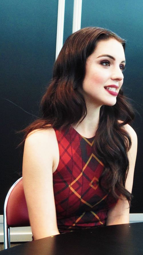 flawlessbeautyqueens:  Adelaide Kane, NYC Comic Con 2013.