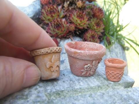 pots de fleurs - the original site for this tutorial has several very clever tutorials - worth checking out.