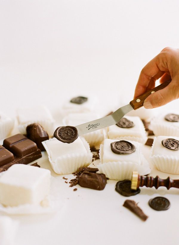 Genius DIY idea! This is a fabulous and elegant way to personalize a mini cake or cupcake!