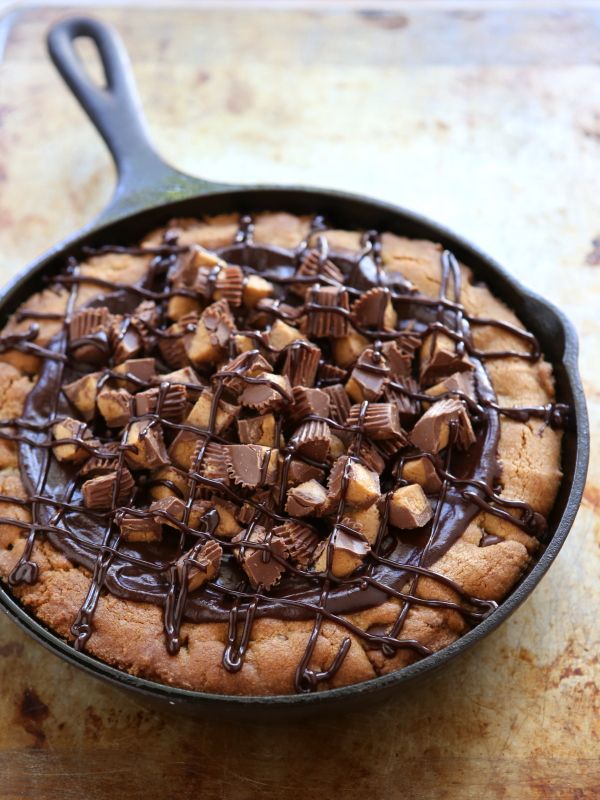 Reese's Peanut Butter Chocolate Chip Cookie Cake..... If someone makes this, please mail it to me NOW. haha but seriously im in love with reeses and anything that has chocolate and peanut butter.