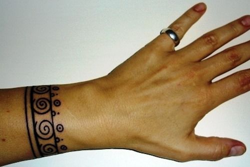 16 Bracelet Tattoo Designs for Women (14)