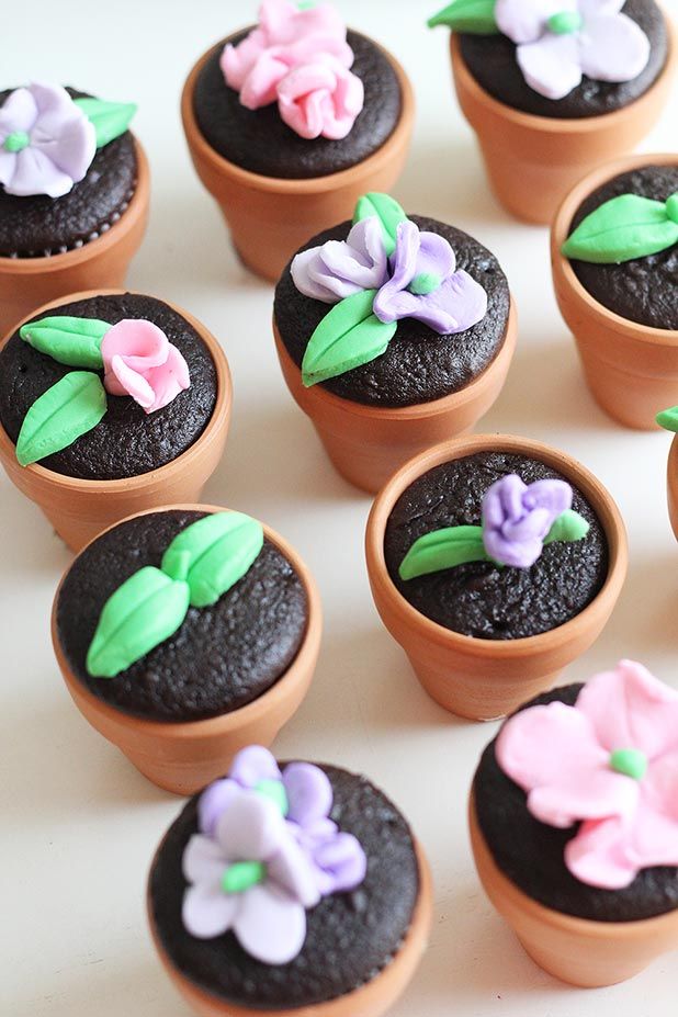Tiny flower pot cupcakes from @Sweet Little Peanut