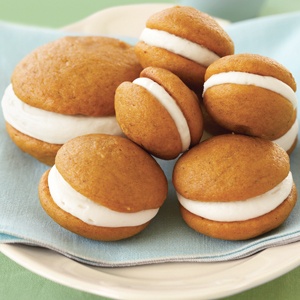 Pumpkin Whoopie Pies with Cream Cheese Filling - I have made these and they are soooo good!