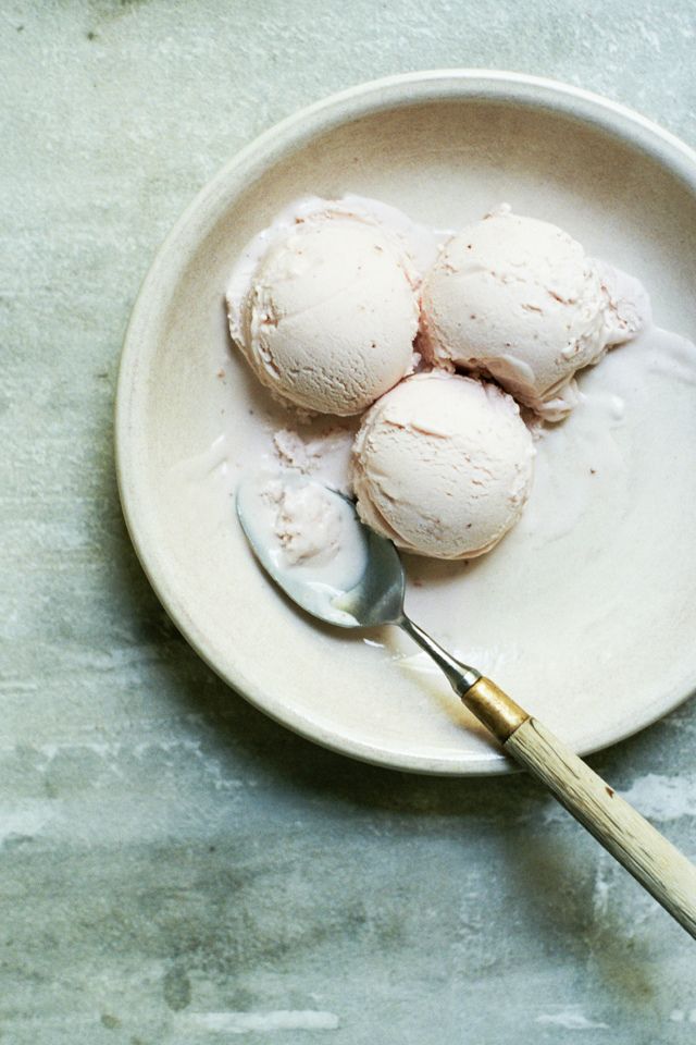 asted strawberry & mascarpone ice cream | ph. Yossy Arefi