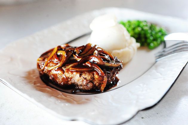 pioneer woman salisbury steak-i LOVE home made salisbury steak a ridiculous amount and this one looks delicious!!