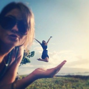 37 Impossibly Fun Best Friend Photography Ideas baha @Fallon Muncie Gardiner some of these are too cute! cheesy, but cute!
