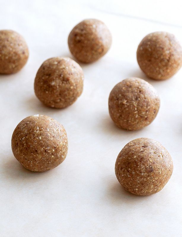 RAW GINGER SNAPS... A great little treat made with almonds, oats, dates and spices. I use oats to cut the fat content but you can replace them with almonds if you prefer. So easy and flavorful!