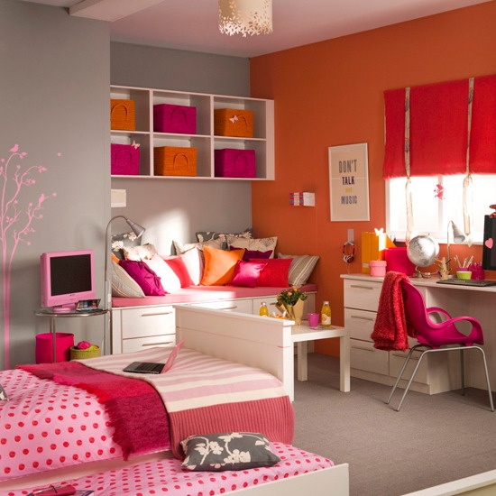 teenage girl's bedroom