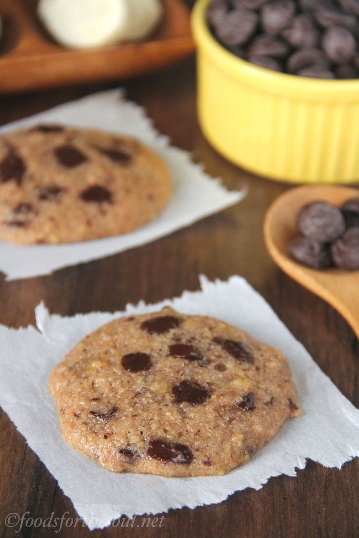 Chocolate Chunk Banana Cookies -- unbelievably soft & chewy! An easy skinny, clean-eating treat that doesn't taste healthy at all!