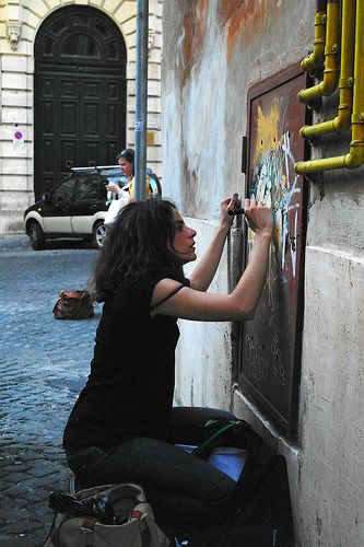#AlicePasquini at work in #Rome. (LP) #streetart #arturbain #mural #art #artiste #artis #artists #graffiti #newmural #festivalstreetart #performanceartistique #galeriearturbain #streetartgalerie @streetartgalerie #arteurbano #urbanart #artderue #streetsty