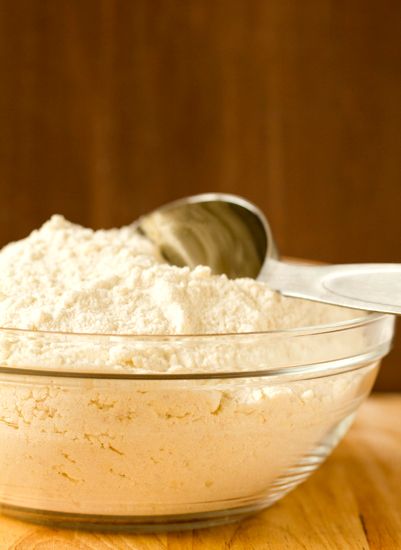 ake a boxed cake mix taste like a bakery. Step 1: Look at the directions on the cake mix, Step 2: Add one more egg (or add 2 if you want it to be very rich), Step 3: Use melted butter instead of oil and double the amount, Step 4: Instead of water, use mil
