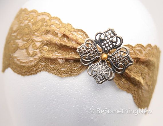 This Holiday Hair Acessory is a Gold Elastic Lace Headband with a Metal Flower, the Perfect Hair Accessories for Women and Teens op Etsy, 17,53 €