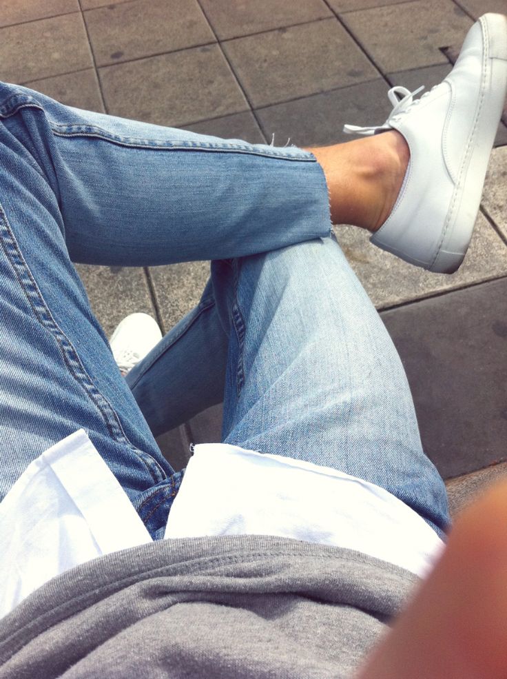 skinny jeans + sneakers + white shirt + sweater #outfit #inspiration #denim