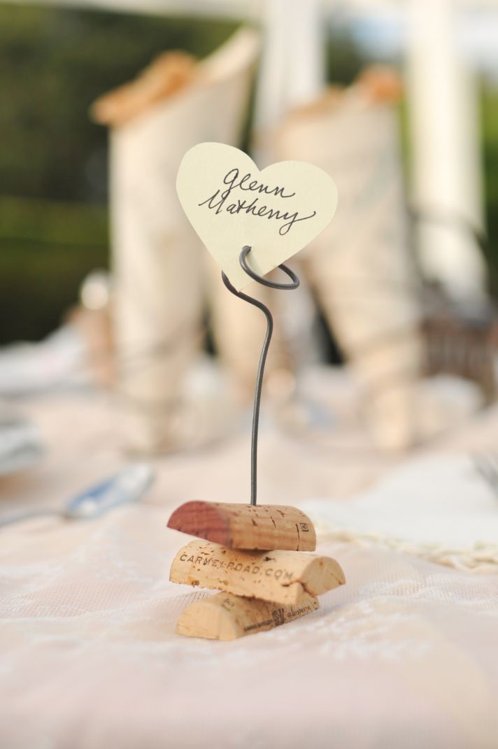 How sweet are these wine cork and rustic wire wedding place cards?