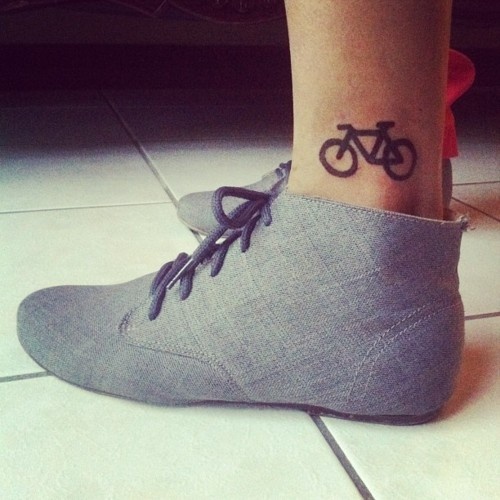 I like the tatto but also intrigued with the shoes :O