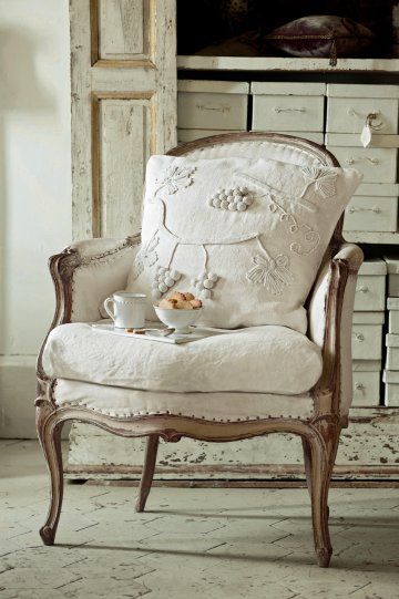 Un coussin en chanvre décoré de crochet