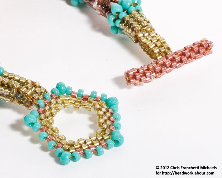 Peyote Toggle Clasp for a Herringbone Stitch Beaded Rope. #seed #bead #tutorial