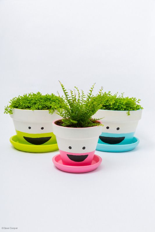 Homemade Mother's Day gifts: smiling painted pots | tutorial at Classic-Play