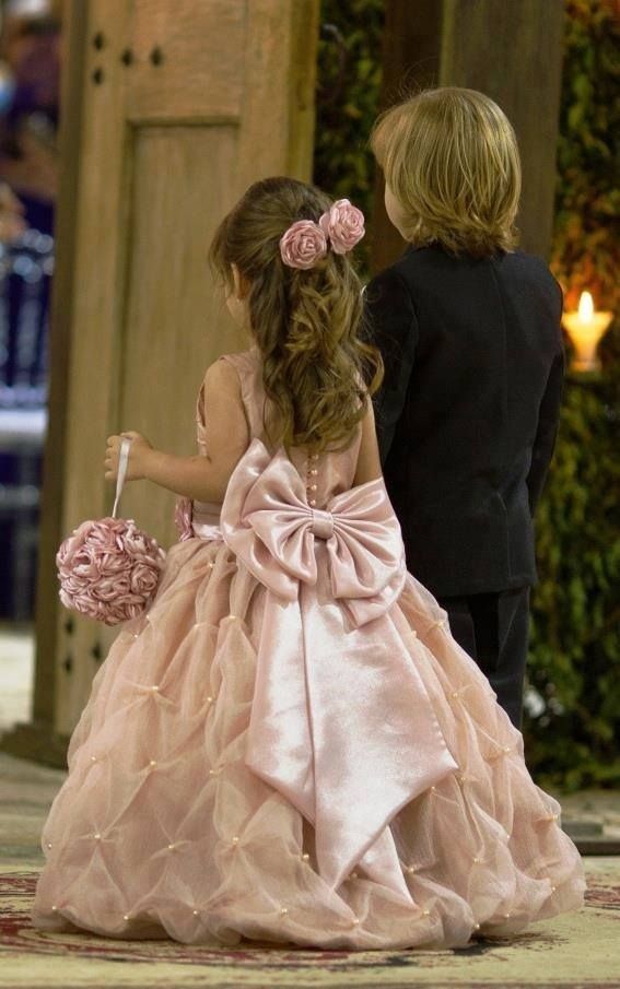 Precious......couldn't resist this picture ... she looks like a miniature Fashionista....such a pretty dress ....