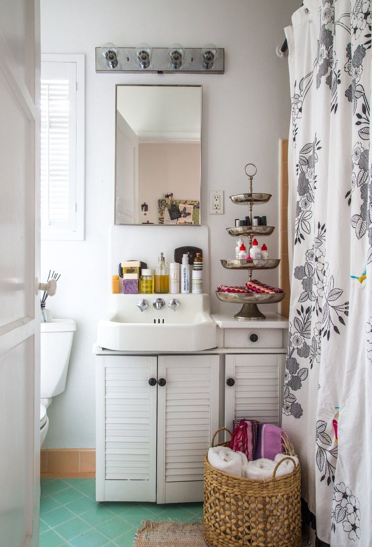 Cute vintage bathroom - love the minty aqua floor!