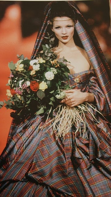 Kate Moss in Vivienne Westwood bride !  Love her face HERE (the make up remember me a nun in Fellini's Casanova !) and the voluminouss dress who make her plumpy as she is