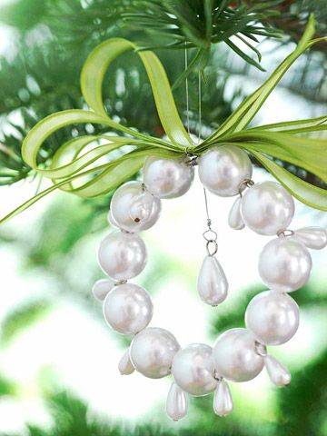 DIY:: So Pretty Pearl Wreath- Easy Christmas ornaments