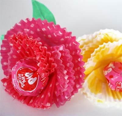 Paper muffin cups turn into beautiful flowers, the perfect way to give your Valentine a sweet treat!