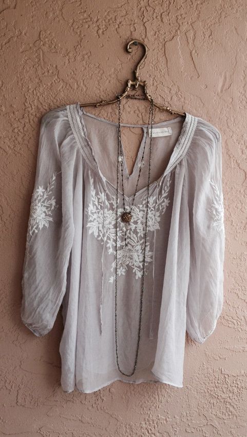 Soft embroidered peasant top ♥