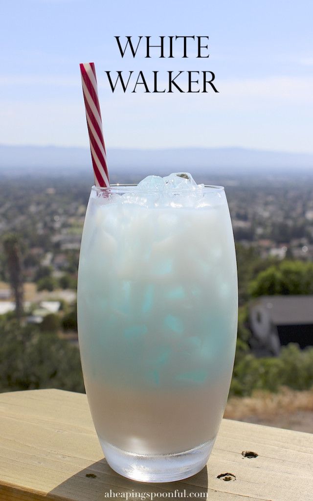 White Walker - Game of Thrones, Dragon con cocktail drink : Fill a tall glass with ice. Pour white chocolate liqueur halfway up the glass. Fill the rest of the glass up with club soda. Slowly and gently pour a spoonful of blue curaçao over the top (drink 