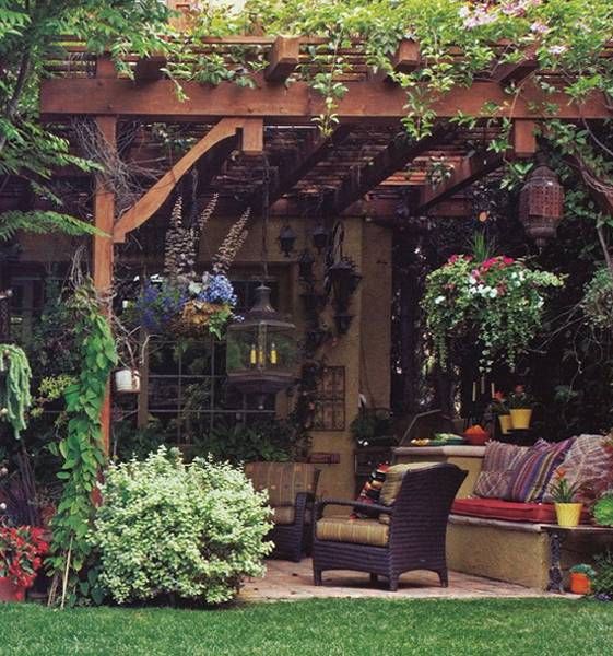 Oh, I really like the lattice on top of the 'ceiling' with the vines. Nice natural shade and pretty green accents.