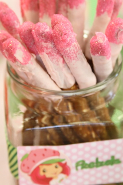 STRAWBERRY SHORTCAKE PRETZELS