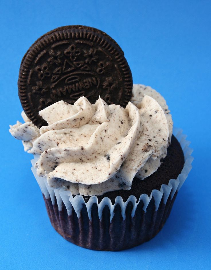 Cookies and cream is among one of my favorite flavors in the dessert world. Whether it be ice cream, cupcakes, or even just the plain and simple cookie.  Luckily you can find this sandwich cookie in a vegan version at your local health food store (Late...