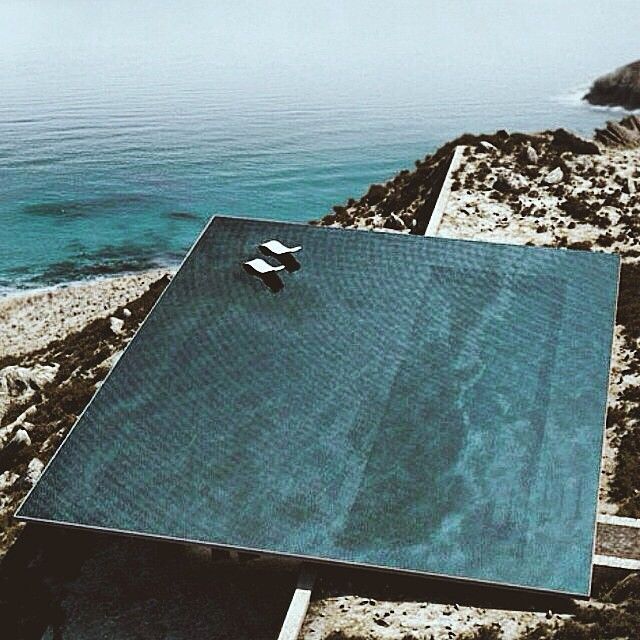 cean poolside view