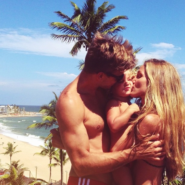 So cute,, I want a pic of this with all my future kids with us living in Hawai'i (: I had a great childhood there and so will my kids ♥ -Daphnee