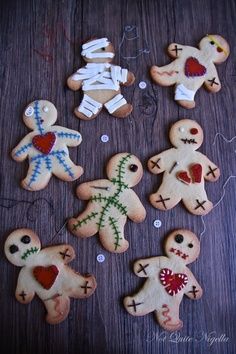These spooky cookies/ gingerbread men with a difference really made me laugh. Retro halloween food | Voodoo doll cookies. #food #Halloween #cookies