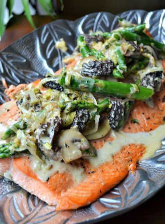Grilled Salmon with Asparagus, Leeks, and Mushrooms