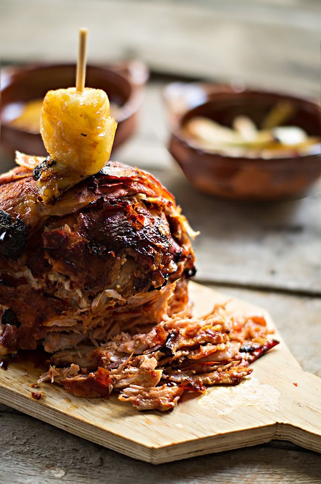 Tacos al Pastor 4 chiles güajillo, 2 dientes de ajo grandes, 20 ml. de vinagre de piña o manzana, 5-10 grs. de pasta de  achiote, 1 pizca de comino, 10 pimientas negras, Sal al gusto. 1/2 kilo de pierna de cerdo en filetes muy finos {pueden usar lomo}, 25